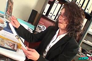 Mami madura TAKES it up the ASS in her job interview