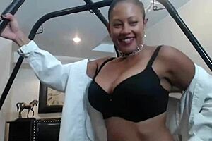 Maxine X Plays With Hole