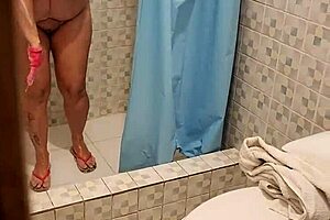 Encuentro A La Mama De Mi Mejor Amigo En La Ducha Y Me Hace Una Mamada Parte 1