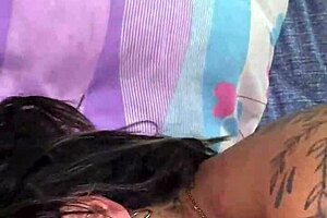 Mi madrastra madura infiel hablando con mi padre mientras me la follo en doggystyle al aire libre. La latina bbw con big ass y natural tits gime en su primera vez lamiendo culo.