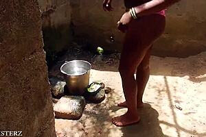 Германская эбони в уличном трахе на свежем воздухе