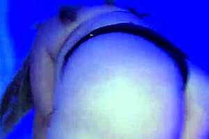 MILF s velkou prdelí bere čurák zezadu venku v POV, pak přední šukat