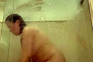 o gerente do motel me espionando pelada no banho escondido eu finjo que não estou sabendo