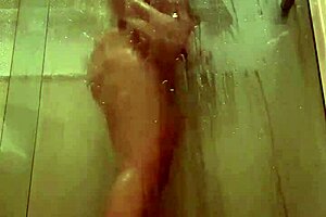 o gerente do motel me espionando pelada no banho escondido eu finjo que não estou sabendo