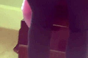 Gringa Vieja Buen Culo Teases With Mature Allure?