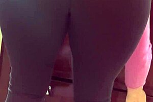 Gringa Vieja Buen Culo Teases With Mature Allure?