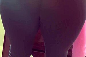 Gringa Vieja Buen Culo Teases With Mature Allure?