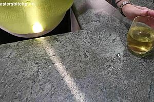 Kiwi MILF-Sklavin leckt Wein nach dem Verschütten vom Master!