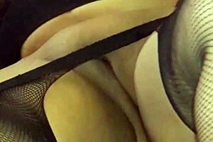 beruka mi mujer cachonda ense�ando su caliente carnosa y jugosa panocha en medias de red abiertas