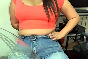 vecina cachonda de culo grande teases in amateur couple play with her curvy big ass