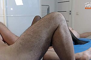 Prawdziwy domowy trójkąt MFM z zasłoniętymi oczami żony lizanej i braną od tyłu!