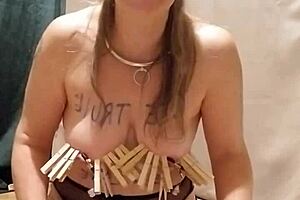 Esclave f comments on her submission and whips herself in bondage.