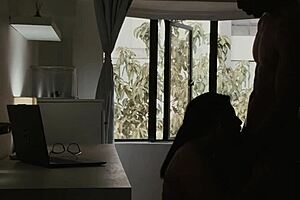 Modelo porno follada en la oficina de su casa por su compañero de apartamento mucho mas pequeño que ella.