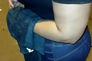 Mature Culona Teased on Lima Streets with Big Ass Flashing in Public Exhibition Pt1