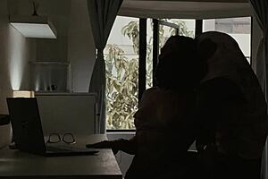 Modelo porno follada en la oficina de su casa por su compañero de apartamento mucho mas pequeño que ella.