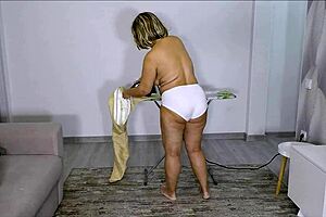 Ώριμη MILF παραλείπει πρωινά για σπιτικό anal με μεγάλο κώλο