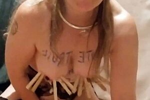 Esclave f comments on her submission and whips herself in bondage.