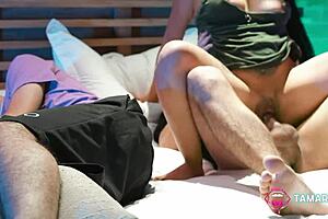 Mi madrastra me quiere follar pero mi pap� est� al lado