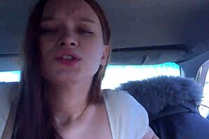 Beau-frère baise belle-sœur en voiture au milieu d'un champ ouvert avec nichons naturels