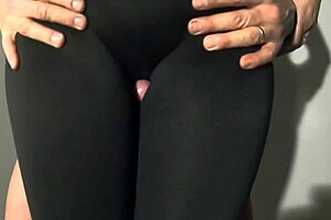 esta gran compilación de videos muestra masturbación completa a través de las piernas con grandes corridas que dejan las polainas mojadas