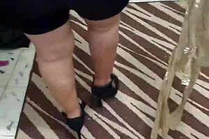 señora nalgona struts in shiny spandex