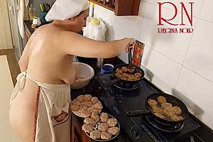 Эй, видел нудистку-хозяйку Реджину Нуар голой на кухне? Полное видео