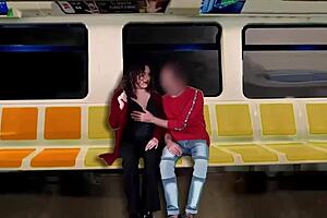 Masturbo A Un Desconocido En El Tren Mientras Mi Esposo Filma Todo!