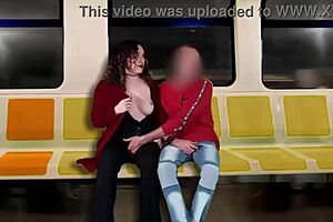 Masturbo A Un Desconocido En El Tren Mientras Mi Esposo Filma Todo!