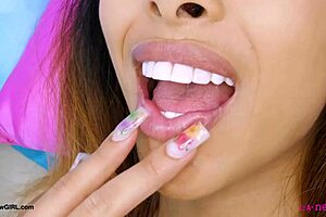 brunette fashion muse showing off her sexy body 😍📸