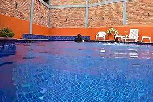 Atrapo En La Piscina A Desconocida Golosa De Culo Enorme Y Le Clavo La Verga Directo Al Co�o!