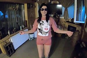 i'm milfycalla giving fetish romantic blowjobs as latina cumslut in big ass shorts reading perverse comments