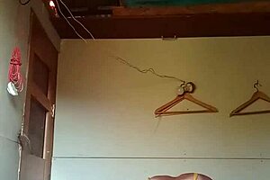 Madura cabalgando duro en el dormitorio