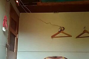 Madura cabalgando duro en el dormitorio