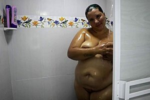 Chica Gordita De Tetas Grandes En La Ducha