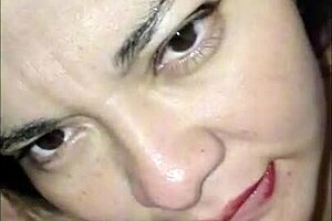 hermosa vecina se queda sin agua y viene a bañarse en mi casa orinando en su cara y boca con semen tragado