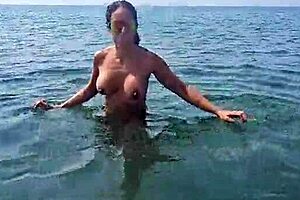 What A Wild Chat On The Beach With Voyeurs And Passers-By!