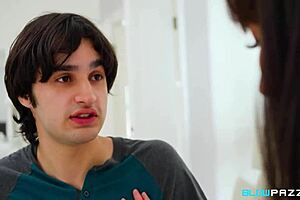 Мачеха учит глубоким минетом и сиськовым трахом на большом хуе глотая сперму