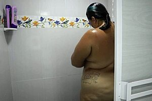 Chica Gordita De Tetas Grandes En La Ducha