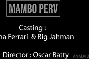 Bruna Ferrari dokonalá milfka podvádza, kým manžel čaká hore, a nechá si rozjebať riť obrovským kokotom