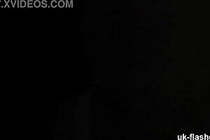 British amateurs flash pussy to construction workers in outdoor exhibition 😜