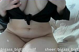 Whoa, check this Colombian milf spreading her puffy clit and big pussy lips with dildo for squirting cum 😈💦