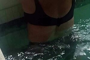 I invited a mature woman from the hotel pool to my room