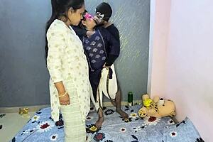 Desi indian maa and beti in exclusive threesome chudai