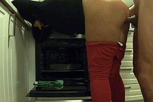 Mientras esperaba a mi novia me follé a su madrastra limpiando la cocina y ella me dejó correrme en su culo grande.