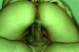 Latina monta una gran polla, ¿quieres ver cómo cabalga esa polla monstruosa en cowgirl y missionary hasta creampie?