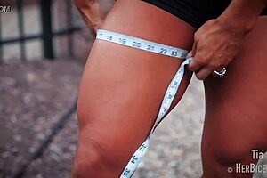 tia marie shows off her muscle bicep measurements in this flexible bodybuilder clip 😎