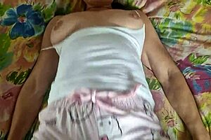 An amateur 18+ BBW teen stars in close-up homemade bedroom footage details