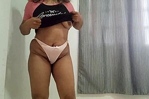 WATCH THIS JUICY PUSSY LIPS SQUIRT CLOSE UP!