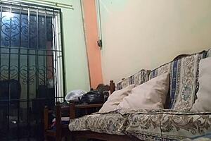 madrastra madura bbw con culo gordo se masturba en sofa pawg