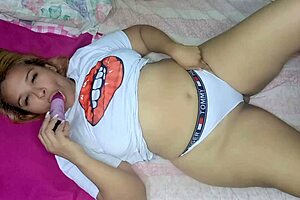 mi hijastro me espia tocándome y termina follándome duro??